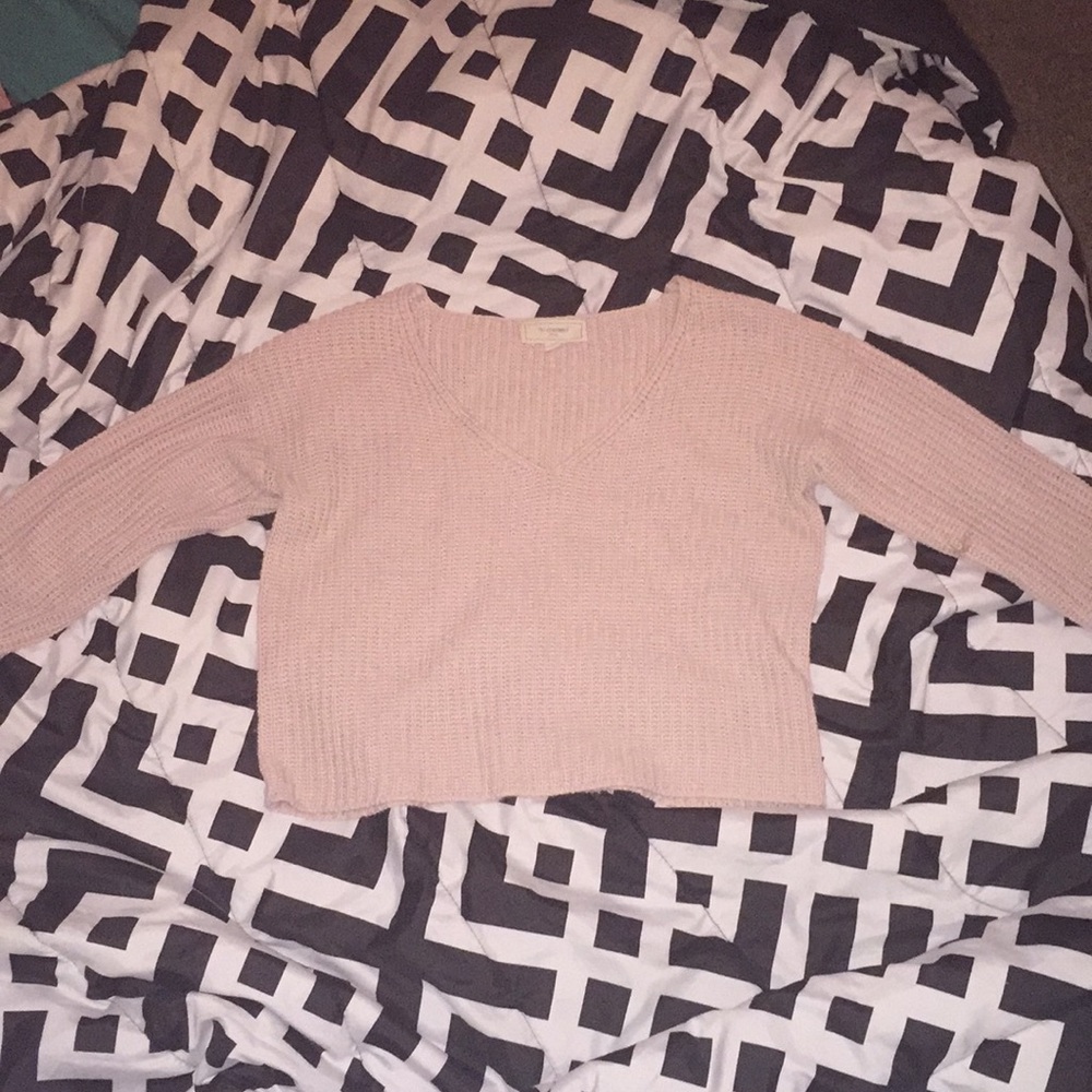 V-neck cropped sweater from “No Comment”
